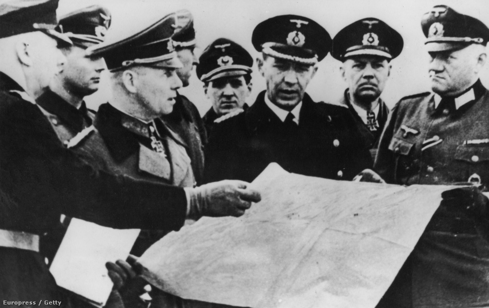 Erwin Rommel egy normandiai térkép felett, 1944-ben