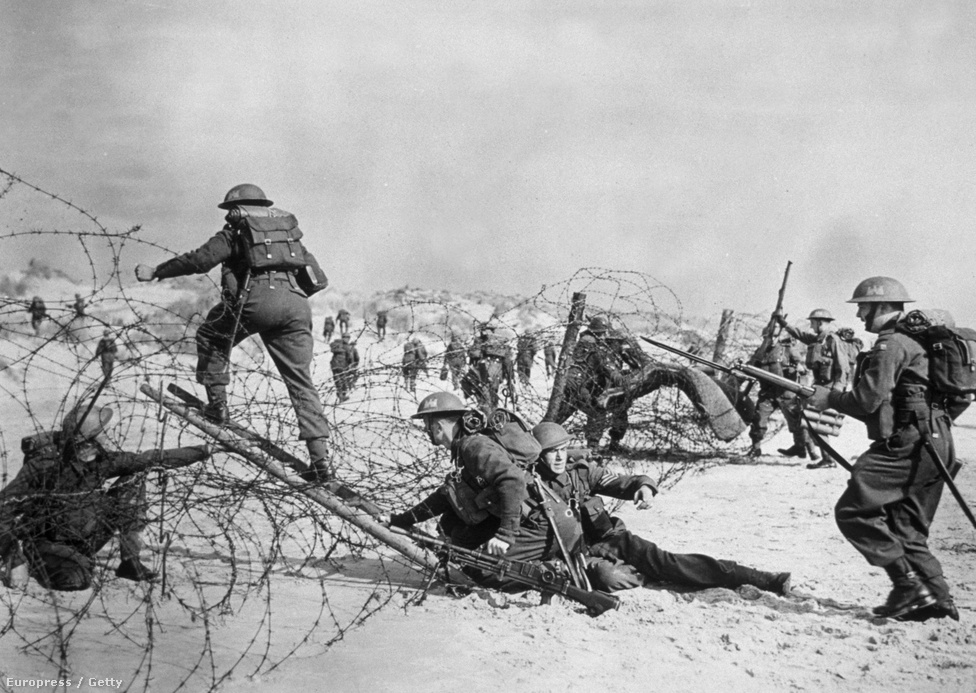 Szövetséges katonák gyakorolják a partraszállást egy strandon