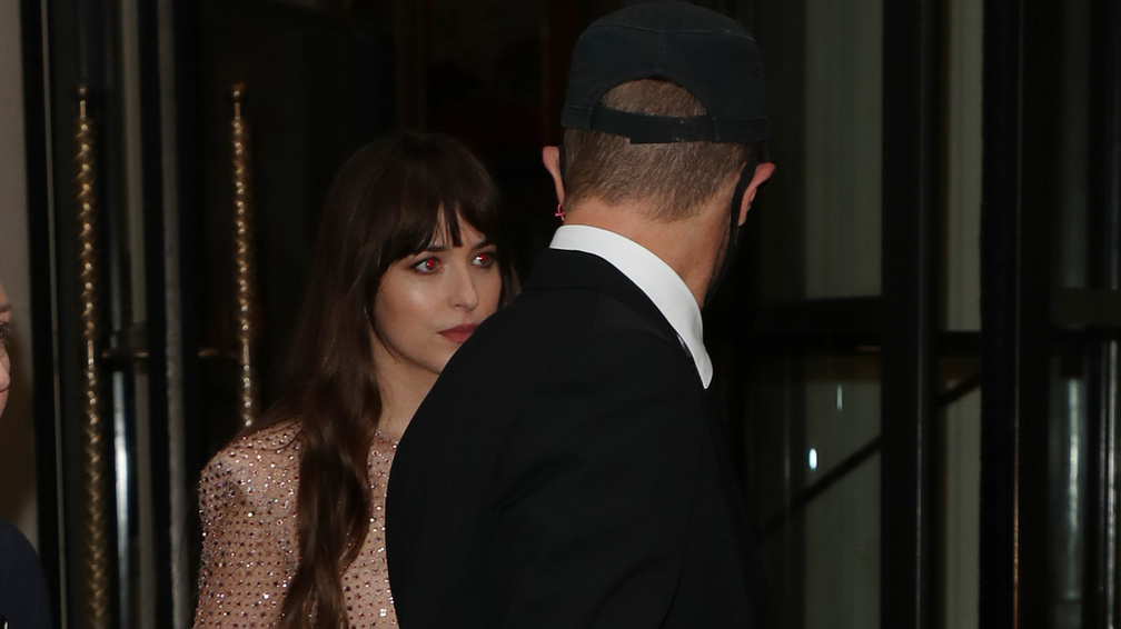 Lefújták az esküvőt: szakított Dakota Johnson és Chris Martin