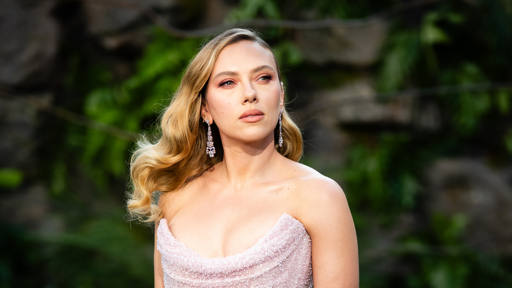 Férje szeme láttára csókolta szájon kollégáját Scarlett Johansson – óriási a balhé