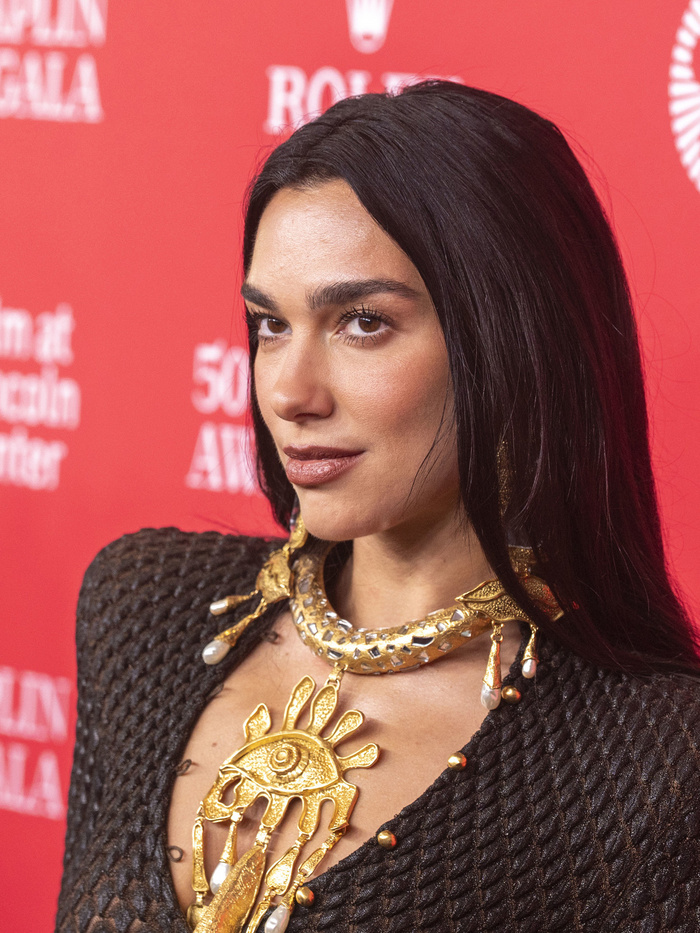 Dua Lipa csipkeruhája szinte semmit nem takart