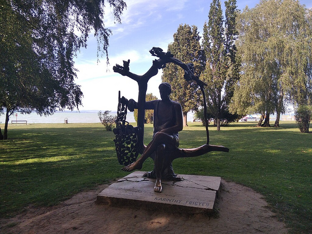 Karinthy Frigyes szobra a siófoki Balaton-parton