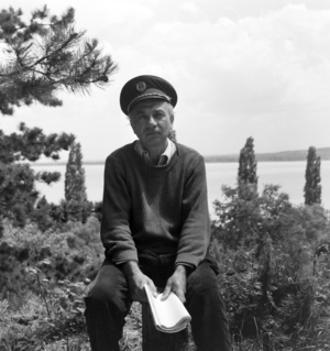 Illyés Gyula író, költő tihanyi háza kertjében (1963)