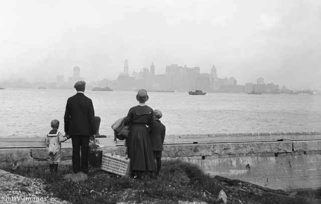 Az Ellis Island 1892-es megnyitása után nagyjából egymillió magyar érkezett az „Ígéret Földjére”