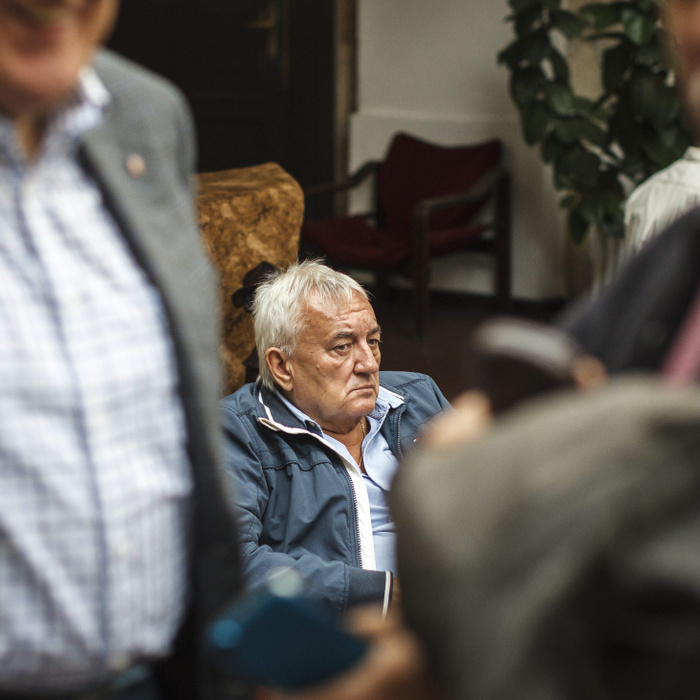 Havas Henrik sebbel a homlokán vallott rákbetegségéről