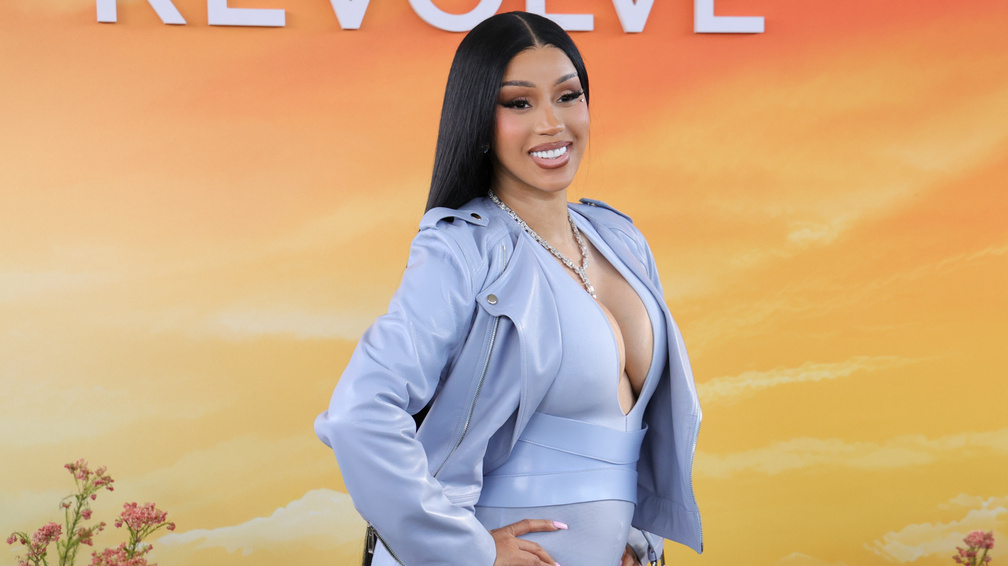 Cardi B ruháját csak a szentlélek tartotta, Jennifer Anistont egy igazi szívtipróval kapták le