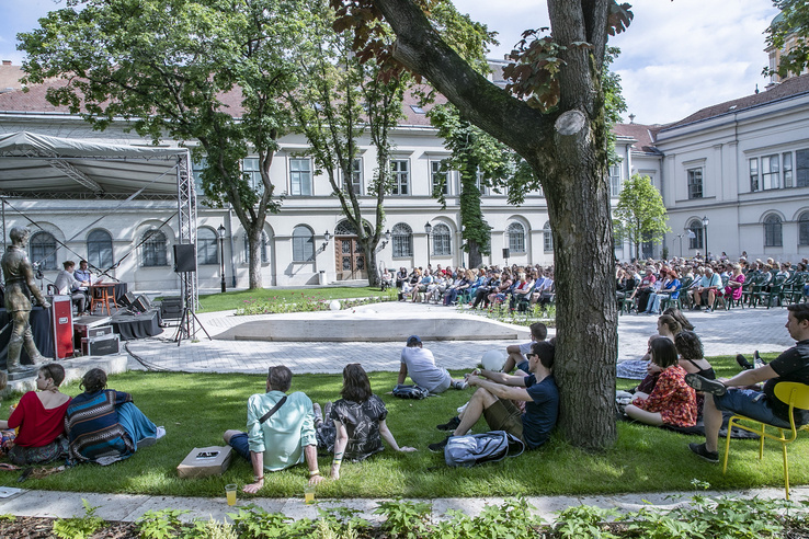 Beck Zoli, Kollár-Klemencz és Ferenczi György is érkezik: Különleges esti programok a PIM kertjében