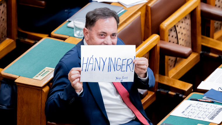 „Xanax! Paraszt!” – eldurvult a parlamenti vita, a teremőrökre is szükség volt
