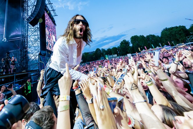 Jared Leto háborút és hazugságokat hoz jövőre Budapestre