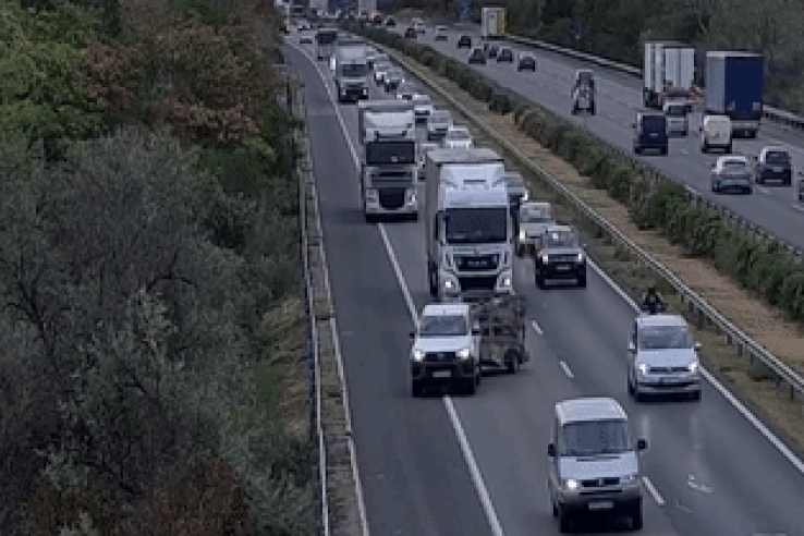 Keresztbe fordult egy állatszállító utánfutó az autópályán, videón a baleset