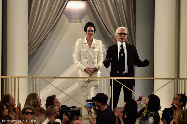 Lagerfeld általában kedvenc múzsáiból csinál menyasszonyt.
