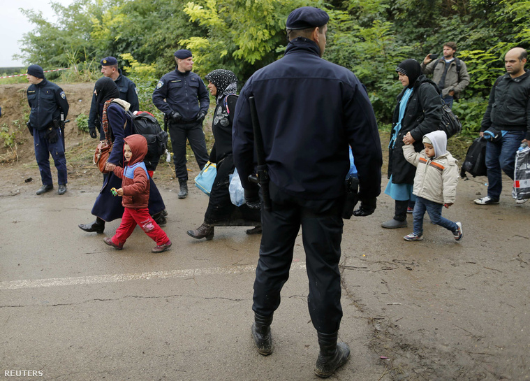 Menekültek gyalogolnak át a szerb-horvát határon