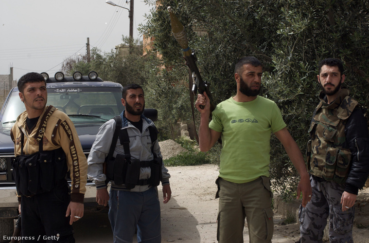 A Farúk Brigád katonái készülődnek harcra a szíria Al Qusayr városban, 2012. április 18-án.