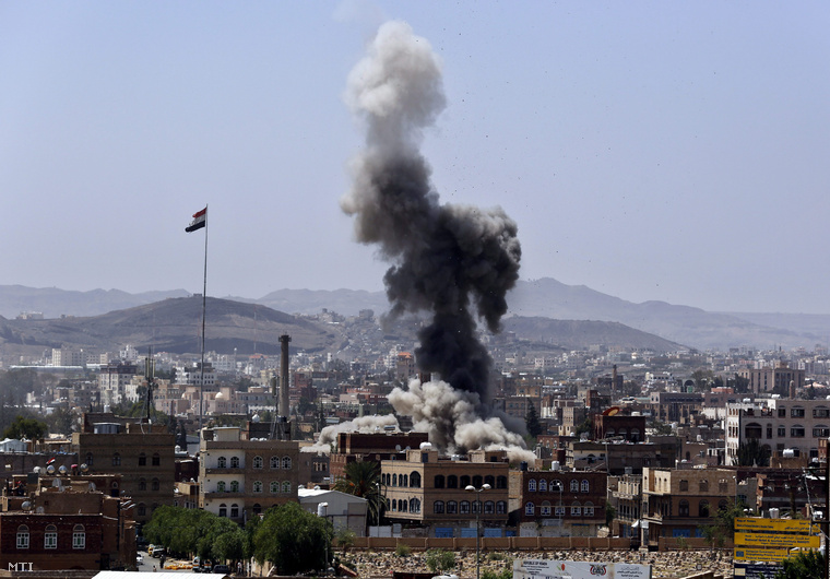 Sűrű füst gomolyog a jemeni főváros Szanaa felett 2015. szeptember 26-án miután a Szaúd-Arábia vezette nemzetközi szövetség újabb légicsapást mért a síita húszi felkelők állásaira.