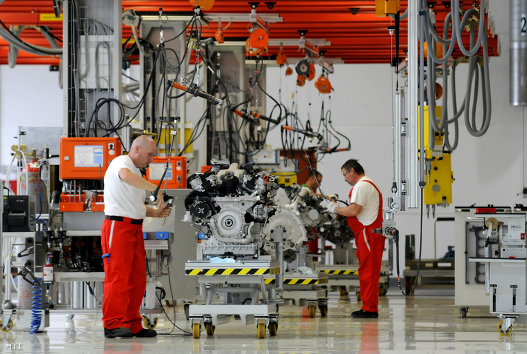 Munkások dolgoznak a nyolchengeres motorokat összeszerelő csarnokban az Audi Motor Hungária Kft. győri gyárában (2012.)