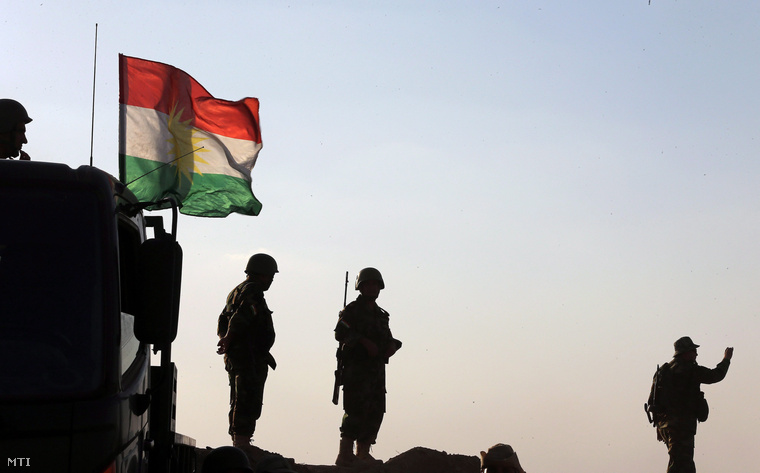 Iraki kurd harcosok azaz pesmergák egy ellenőrző ponton az Iszlám Állam (IÁ) szélsőséges iszlamista szervezettel vívott harc közben Kurdisztán tartomány fővárosától Erbiltől 40 km-re nyugatra