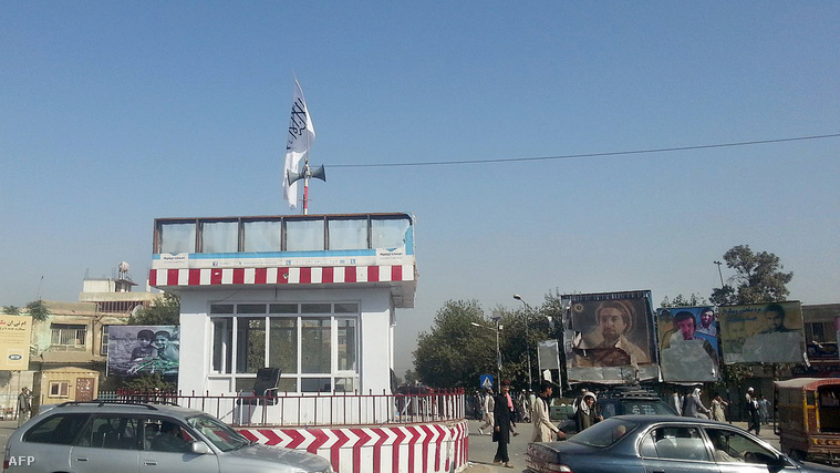 Tálib zászló lobog egy kunduzi ellenörzőpont felett