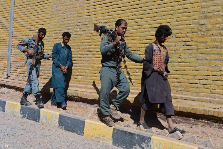 Az afgán védelmi erők kísérnek általuk elfogott tálib harcosokat