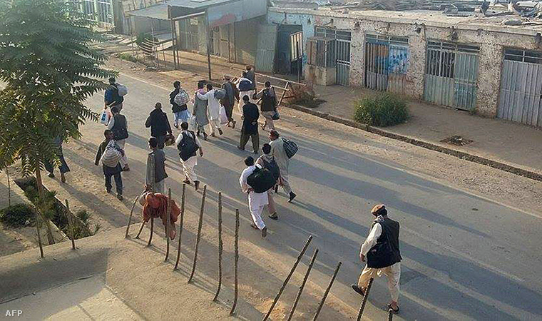 A tálibok által szabadon engedett fegyencek egy kunduzi utcán
