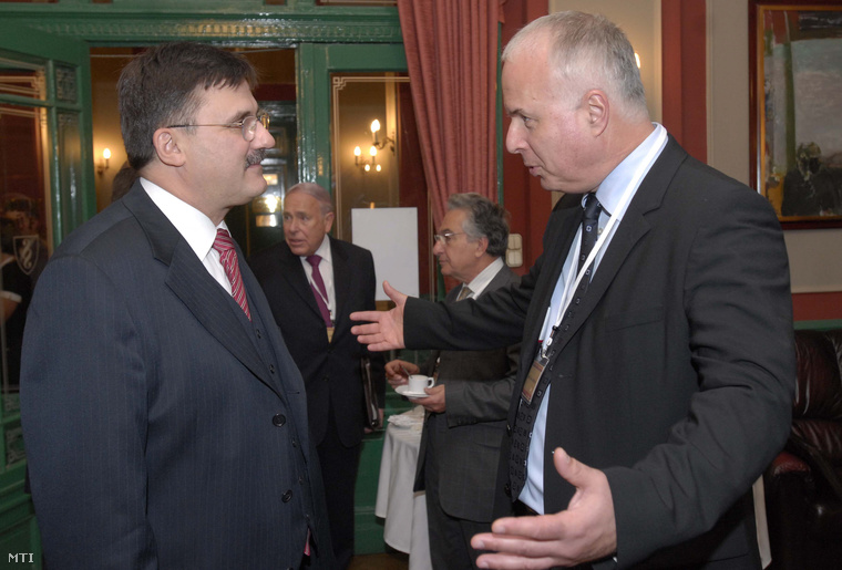 Réti László a Budapesti Ügyvédi Kamara elnöke és Alex Hertman a Zsidó Ügyvédek és Bírók Nemzetközi Szövetségének elnöke beszélgetnek a Budapesti Ügyvédi Kamarában 2006. november 17-én.