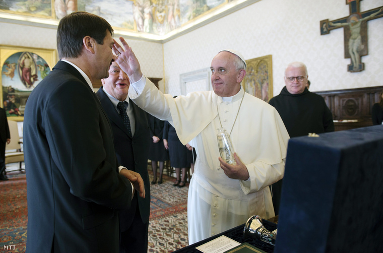 Ferenc pápa az Áder Jánostól ajándékba kapott mátraverebélyi Szent Imre-forrás vizével megkeni és megáldja az államfőt amikor a pápa magánaudiencián fogadja a könyvtárszobájában magyar köztársasági elnököt a Vatikánban 2013. szeptember 20-án.