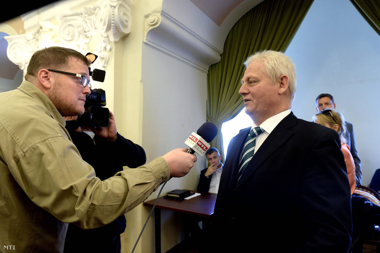Tarlós István nyilatkozik egy tévéstábnak a Fővárosi Közgyűlés ülése előtt a Városházán 2015. szeptember 30-án.