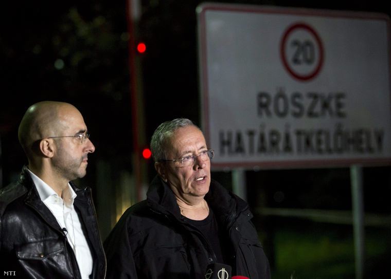 Kovács Zoltán kormányszóvivő (b) és Bakondi György a miniszterelnök belbiztonsági főtanácsadója sajtótájékoztatót tart a régi Horgos-Röszke határátkelőhelyen a magyar-szerb határnál 2015. szeptember 14-én éjfél előtt.