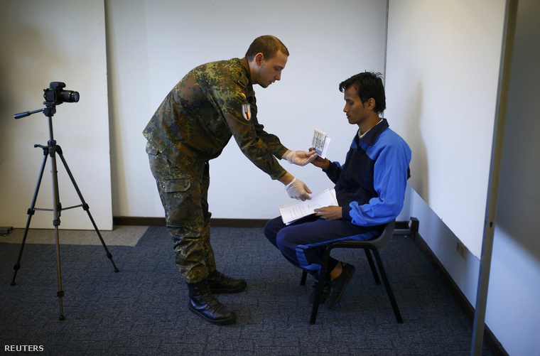 Egy menekült férfit regisztrálnak a német hatóságok