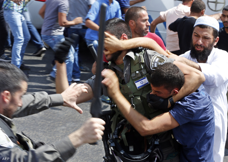 Izrael katonák csapnak össze palesztin tüntetőkkel Jeruzsálemben, 2015. október 2-án.