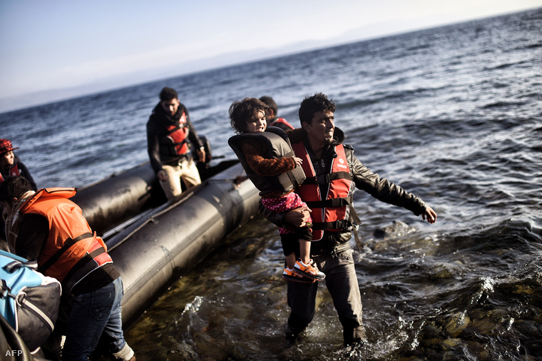 Menekültek szállnak partra a görögországi Lesbos szigetén, 2015. oktbóber 5-én.