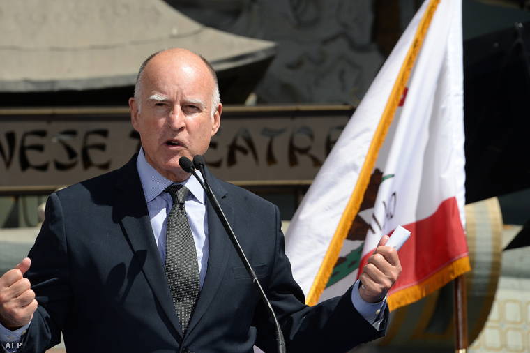 Jerry Brown kormányzó beszéde, mielőtt aláírta az eutanáziáról szóló jogszabályt 2015. október 5-én, Hollywoodban, Kaliforniában.