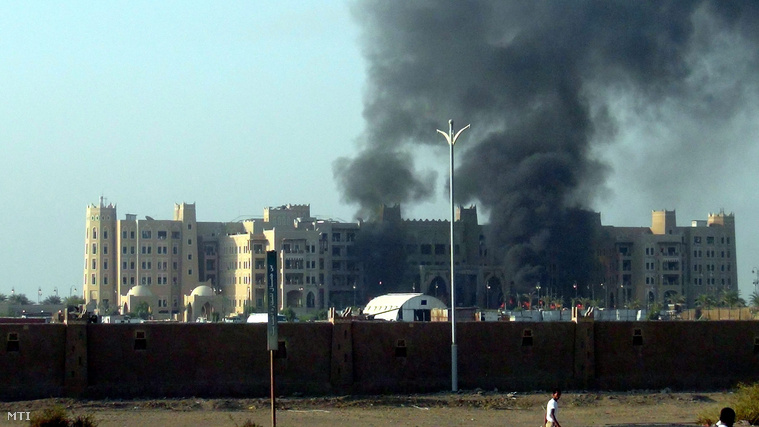 Sűrű füst száll a magasba a jemeni kormányfői hivatalnak otthont adó épület felől a dél-jemeni kikötővárosban Ádenben 2015. október 6-án.