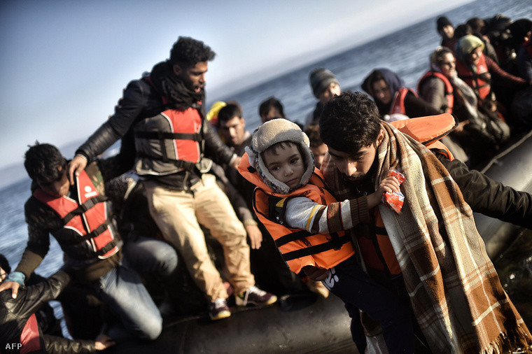 Törökországból érkező enekültek szállnak partra a görögországi Leszbosz szigetén 2015. október 5-én.