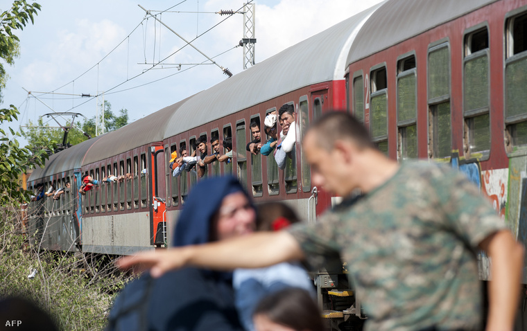 Menekültek várakoznak egy Szerbiába induló vonaton a macedóniai Gevgelija közelében, 2015. október 5-én.