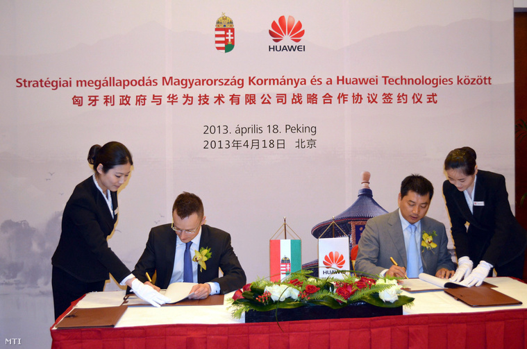 A Miniszterelnökség által közreadott képen Szijjártó Péter a Miniszterelnökség külügyi és külgazdasági ügyekért felelős államtitkára a magyar-kínai kétoldalú kapcsolatok összehangolásáért felelős kormánybiztos és Philip Jiang a mobil távközlési eszközöket hálózati berendezéseket gyártó Huawei Technologies alelnöke stratégiai együttműködési megállapodást ír alá Pekingben 2013. április 18-án.