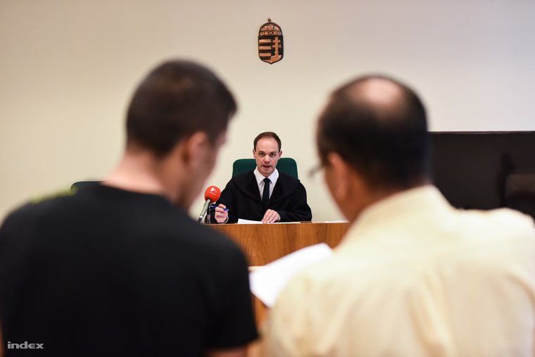Ítéletet hirdet egy bíró a szegedi bíróságon (2015. szeptember)