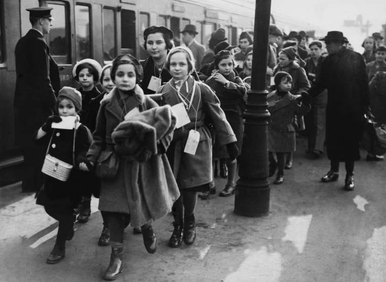 Németországből érkező zsidó menekültek Londonban