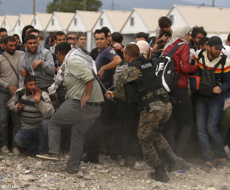 Macedón katonák csapnak össze a menekültekkel a határnál