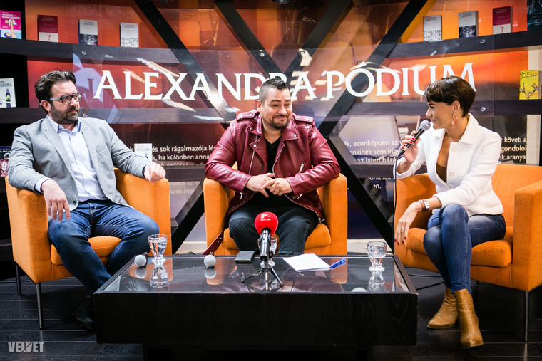 Bal oldalon a decemberi koncert rendezője, Lévai Balázs, jobb oldalon Görög Zita, aki az interjúnk előtti beszélgetést moderálta
