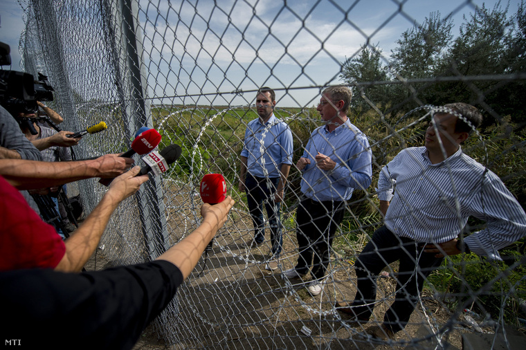 Gyurcsány Ferenc a Demokratikus Koalíció (DK) elnöke (k) Molnár Csaba a párt alelnöke (b) és Oláh Lajos parlamenti képviselő sajtótájékoztatót tart az ideiglenes biztonsági határzár mellett a határ szerb oldalán 2015. szeptember 15-én.