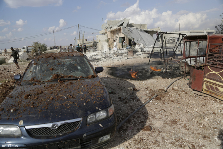 Orosz bombázás nyoma a szíriai Idlib mellett