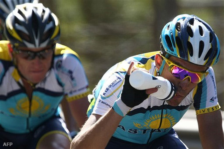Contador, mögötte Armstrong
