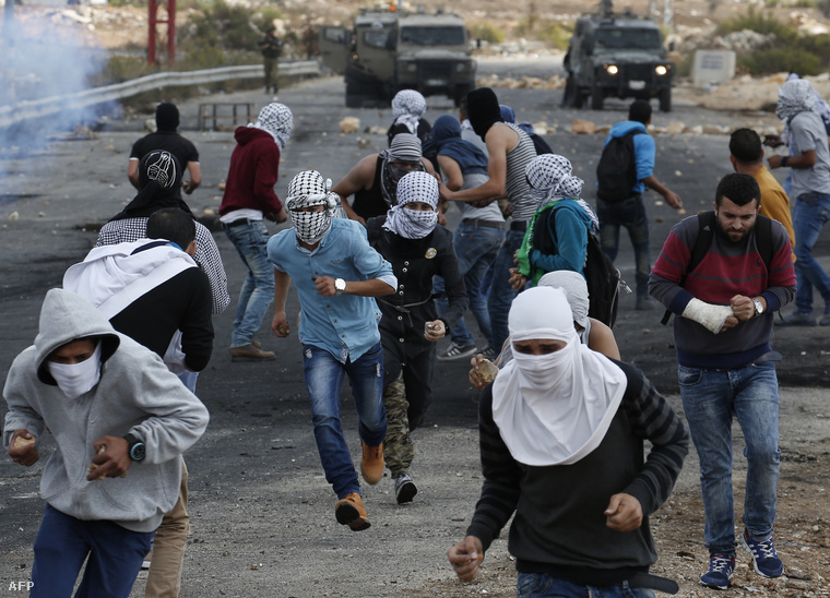 Palesztin tüntetők csapnak össze az izraeli hadsereggel október 7-én