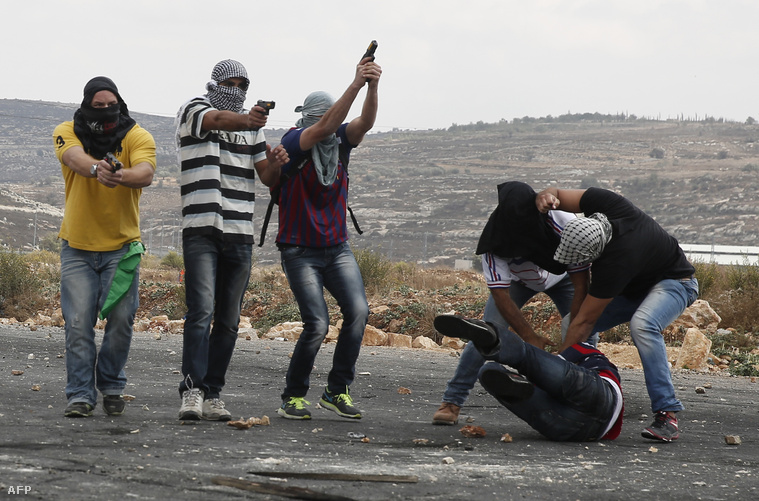 Palesztin titkosrendőrnek öltözött izraeli katonák akciója a tüntetők között október 7-én.