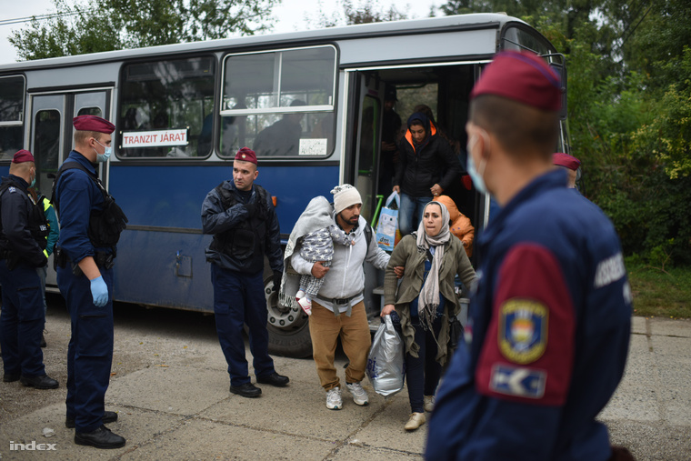 Menekültek Magyarbólynál a szerb-magyar határ lezárását követően