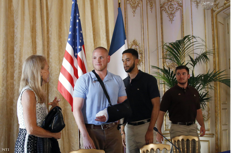 Jane Hartley az Egyesült Államok francia nagykövete valamint az amerikai Spencer Stone, Anthony Sadler és Alek Skarlatos (b-j) miután sajtótájékoztatót tartottak a párizsi amerikai nagykövetségen 2015. augusztus 23-án.
