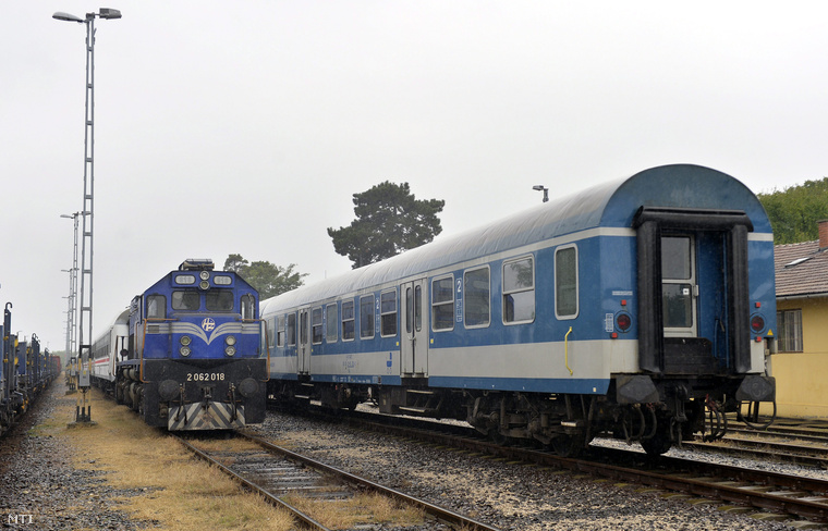 A szeptember 18-án lefoglalt migránsokat szállító horvát vonat a magyarbólyi vasútállomáson 2015. szeptember 26-án.