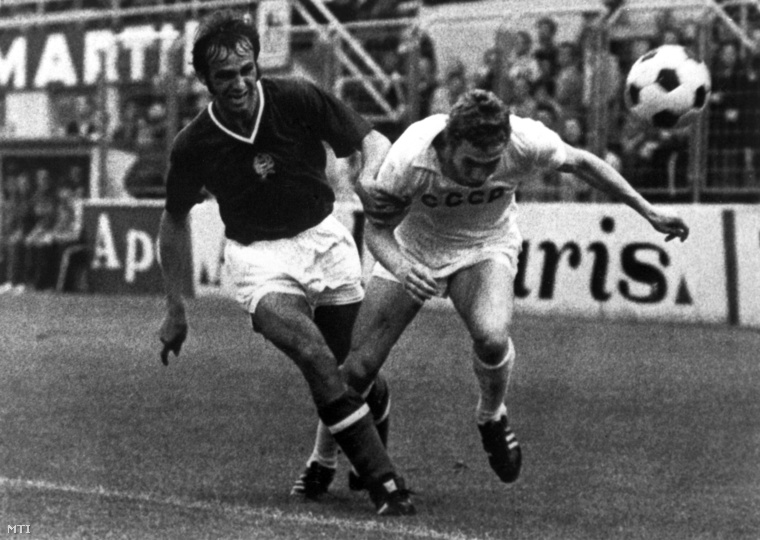 A magyar Fábián Tibor (b) szereli Vlagyimir Onyiscsenkót a Szovjetunió-Magyarország Európa-bajnoki negyeddöntő labdarúgó-mérkőzésen.