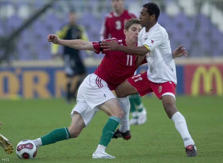 Gera Zoltán és George Mallia (j Málta) harcol a labdáért a labdarúgó Európa-bajnoki selejtező C-csoportjában a Magyarország-Málta mérkőzésen a budapesti Szusza Ferenc Stadionban.