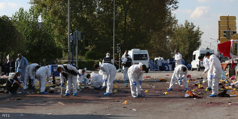 Védőruhába öltözött igazságügyi szakértők vizsgálják a kettős robbantásos merénylet helyszínét Ankarában 2015. október 10-én.